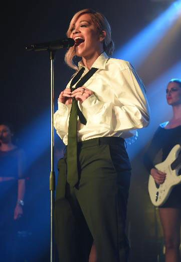 Ünlü şarkıcı sahnede soyundu - Resim: 4