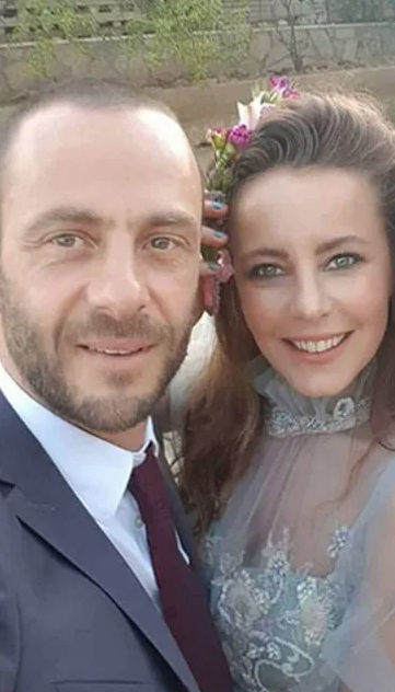 Oyuncu Vildan Atasever nişanlandı! Damat balkona çıktı - Resim: 3