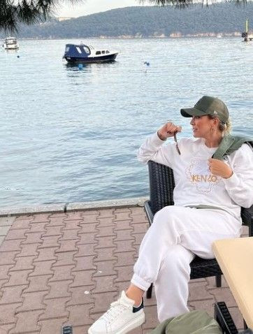 Pınar Dilşeker, eski başkan İsmail Recai Şanlı ile gizlice nişanlandı! Tatilde sarmaş dolaş fotoğrafları sızdı! - Resim: 1