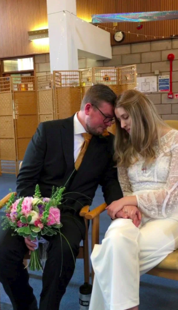 İngiltere'de amansız hastalık çifti ayırdı! Genç kadın düğününü yaptığı hastanede öldü - Resim: 4