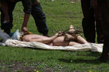 Cesetleri parçalayıp akbabalara yedirdiler - Resim: 2