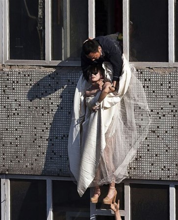 Dünyayı ayağa kaldırdı önce bileklerini kesti sonra da... - Resim: 1