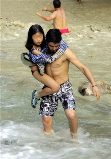 Saklıkent'te turistler selde mahsur kaldı - Resim: 1