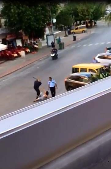 Biri saçlarından sürükledi, tekmeledi, copladı! Diğeri ise sadece baktı - Resim: 1