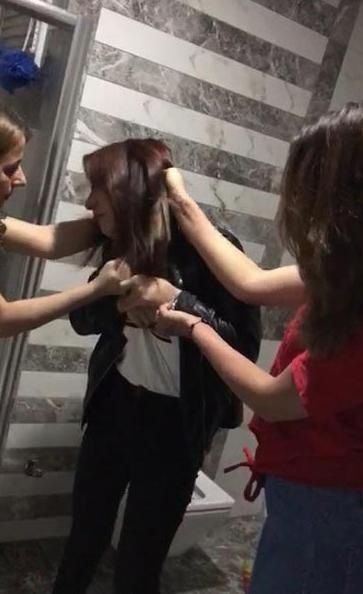 Böyle pişkinlik görülmedi! Ofis basan kızlar yine rezalet çıkardı - Resim: 4