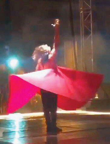 İzmir Büyükşehir Belediyesi'nin töreninde yarı çıplak semazen ney ve oyun havasında dans etti - Resim: 1