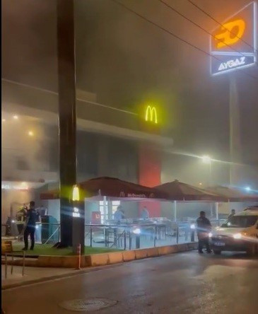 Mersin'de McDonald's şubesine saldırı: Baltayla camları kırdı, molotof attı - Resim: 0