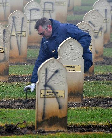 Müslüman mezarlığına saldırı - Resim: 2