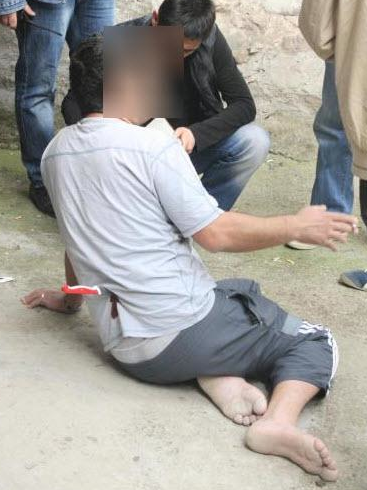 Sırtında bıçakla ambulans bekledi - Resim: 2