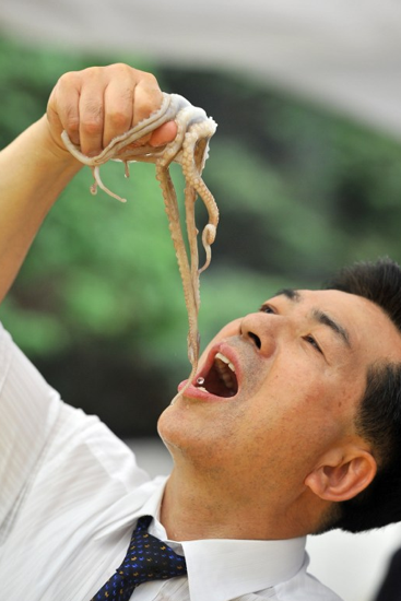 Canlı canlı ahtapotları yediler - Resim: 4