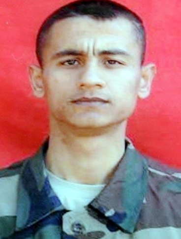 Şehit babasını Bakan Ergin ayakta tuttu - Resim: 1