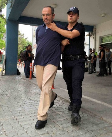 Polis darbe şüphelilerinin başlarını eğmesine izin vermedi - Resim: 2