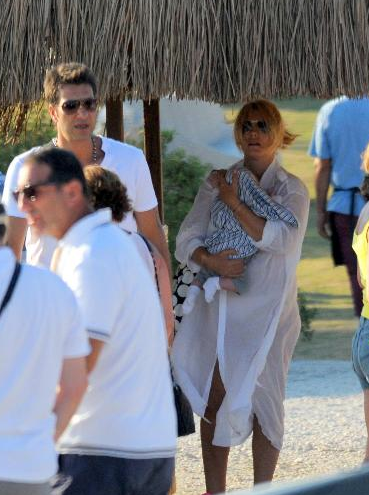 Bebeğiyle ilk kez görüntülendi - Resim: 1