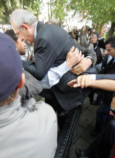 Kılıçdaroğlu bariyerleri böyle aştı - Resim: 2