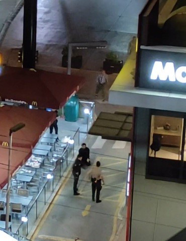 Mersin'de McDonald's şubesine saldırı: Baltayla camları kırdı, molotof attı - Resim: 1