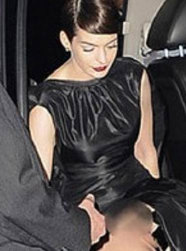 Dekoltelerine sahip çıkamayan ünlüler - Resim: 4