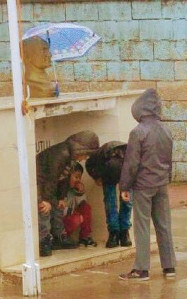 Atatürk büstü ıslanmasın diye şemsiye tuttular - Resim: 4