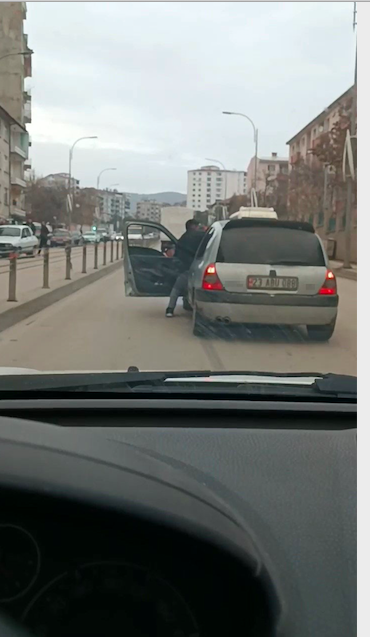 Kapısı açık arabada akılalmaz olay! Görenler inanamadı gerçek yaklaşınca anlaşıldı - Resim: 0