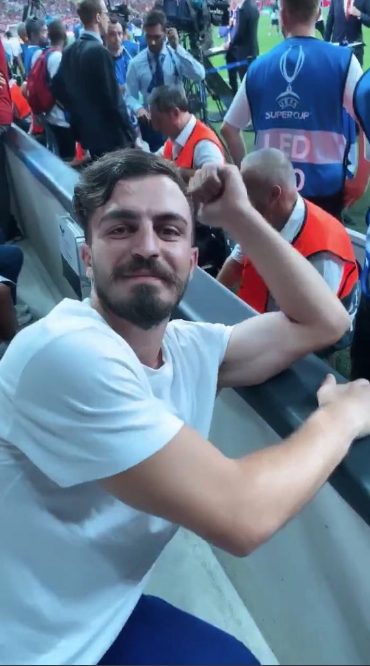 Liverpool Chelsea maçında sahaya giren Youtuber Ali Abdüsselam Yılmaz'a büyük darbe - Resim: 4