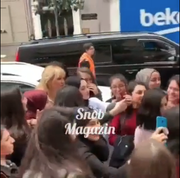 Pınar Altuğ'un bir anda etrafını sarıp telefonlara sarıldılar - Resim: 3