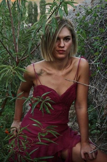 İpek Erdem yeni saçlarıyla ağızları açık bıraktı Hayat Bilgisi dizisinin 'Barbi'siydi - Resim: 3