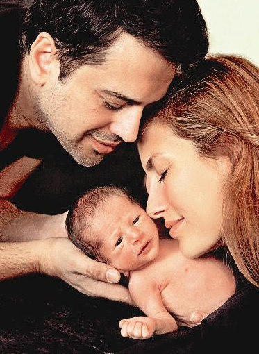 Ünlülerin çocuklarıyla verdiği ilk pozu - Resim: 2