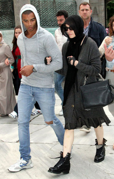 Madonna çorapları ve başörtüsüyle camide! - Resim: 1