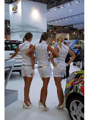 Otomobil fuarındaki kızlar ilgi çekti - Resim: 2