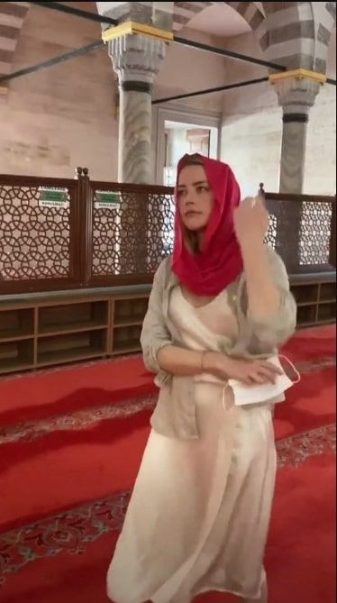 Amber Heard'ın cami fotoğrafı olay oldu 'Sutyen takmamış' - Resim: 2