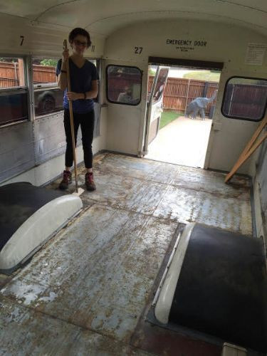 Okul otobüsünü saraya çevirdiler - Resim: 1