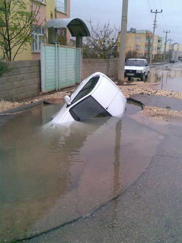 Asfalt otomobili böyle yuttu - Resim: 2