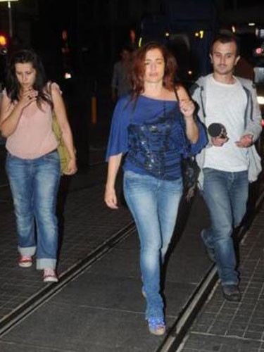 Mine Çayıroğlu sarhoş oldu, dağıttı - Resim: 4