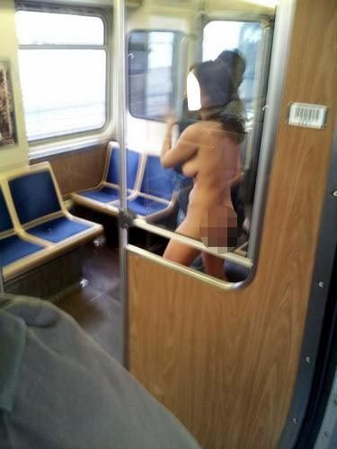 Yolcuların gözü önünde çırılçıplak soyundu - Resim: 1