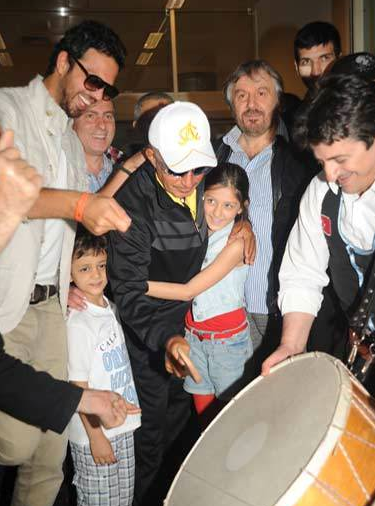 Survivor Mustafa'yı böyle karşıladılar - Resim: 3