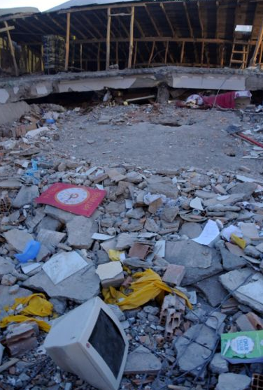 Depremzedeler sabaha böyle uyandı - Resim: 4