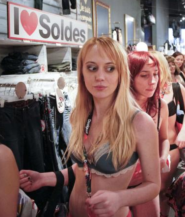 Yarı çıplak mağazaya hücum ettiler - Resim: 1