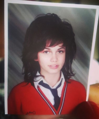 Fotoğraftaki küçük kızı tanıdınız mı şimdilerin çok ünlü isimlerinden - Resim: 3