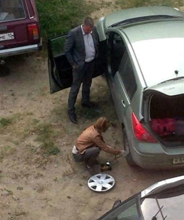 Kadın herkese rezil oldu o ise sadece izledi - Resim: 2