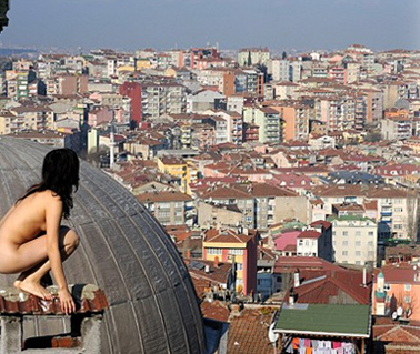 Yine çırılçıplak soyundu - Resim: 1