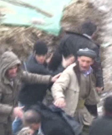 Yaşlı adam Kaymakam'a böyle siper oldu - Resim: 1