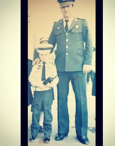 Fotoğraftaki çocuğu tanıdınız mı? Türkiye'nin en ünlü isimlerinden.... - Resim: 1