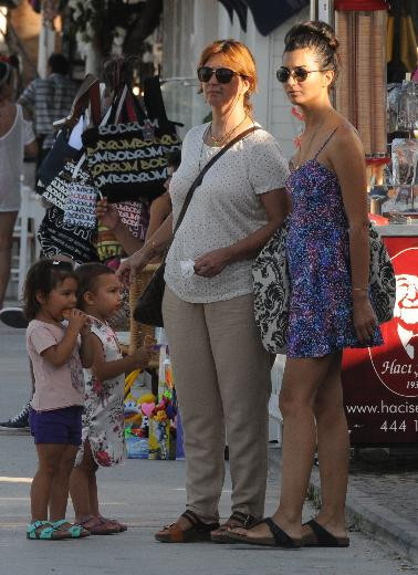 Tuba Büyüküstün ikizleriyle tatilde - Resim: 4