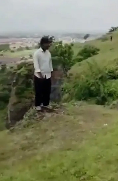 Anne, baba ve çocuk uçurumdan düşerek can verdi! Korkunç olay saniye saniye kamerada - Resim: 0