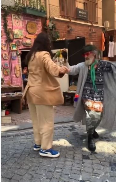 Avşar kızından dans şov! Balat sokaklarını coşturdu... - Resim: 3