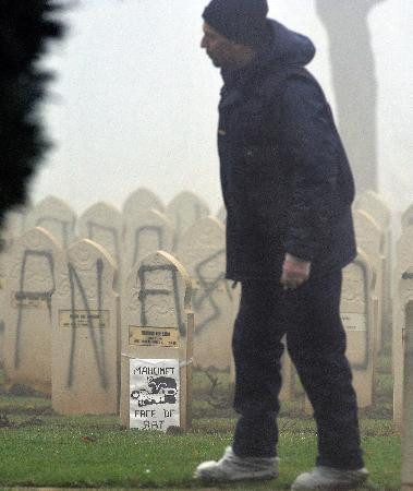 Müslüman mezarlığına saldırı - Resim: 3