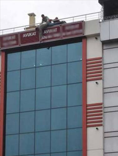 Tabelayı böyle astılar - Resim: 3