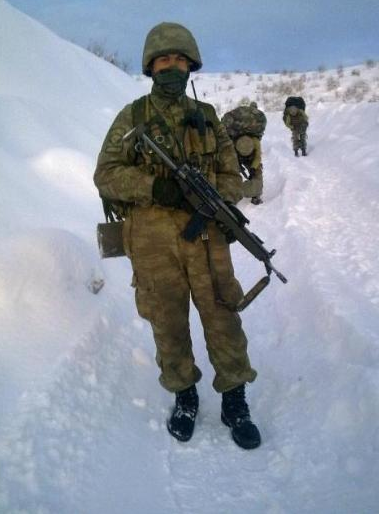 Şehit eşinin fotoğrafını hiç bırakmadı - Resim: 1