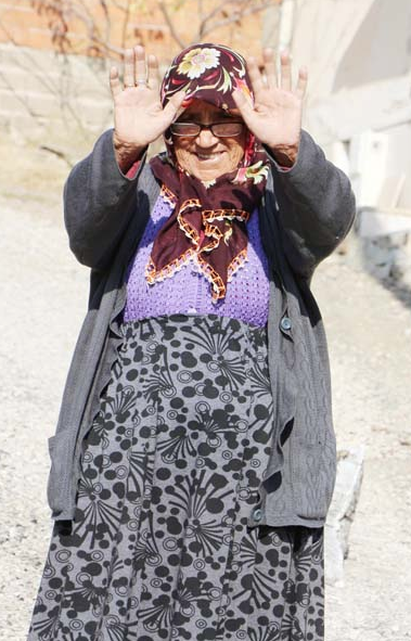 Helal olsun sana! Üşümesinler diye mevziye odun taşıdı - Resim: 4