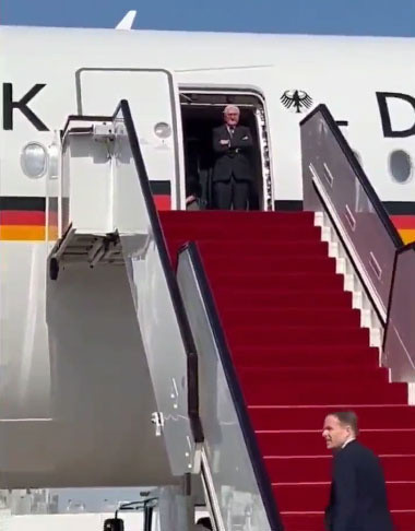 Almanya Cumhurbaşkanı Steinmeier, Katar'a inişinde uçakta 30 dakika bekledi - Resim: 0