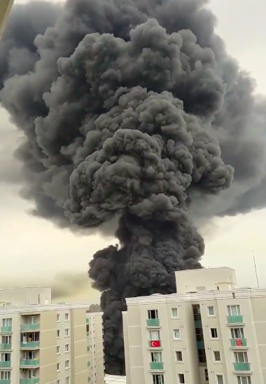 Esenyurt'ta lojistik firmasında yangın çıktı! Alevler göğe ulaştı - Resim: 2